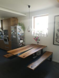 Table en noyer massif avec résine époxy et ses bancs suspendus