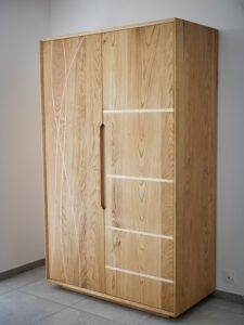 Armoire en chêne massif avec incrustation en frêne