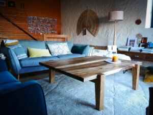 Table basse en bois massif rustique en noyer et piètement en chêne