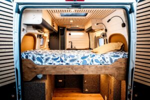 Vu arrière du van aménagé sur mesure.